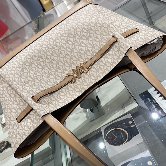 MICHAEL KORS
Reed Large Logo Shoulder Tote Bag
Camel Combo
35S3G6RT3B
NWT - Picture 13 of 16